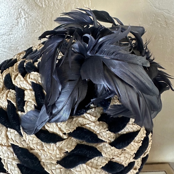 ENCHANTING 1950s\' CREAM STRAW + BLACK FABRIC WOVEN BERET +  IRIDESCENT FEATHERS main image 7